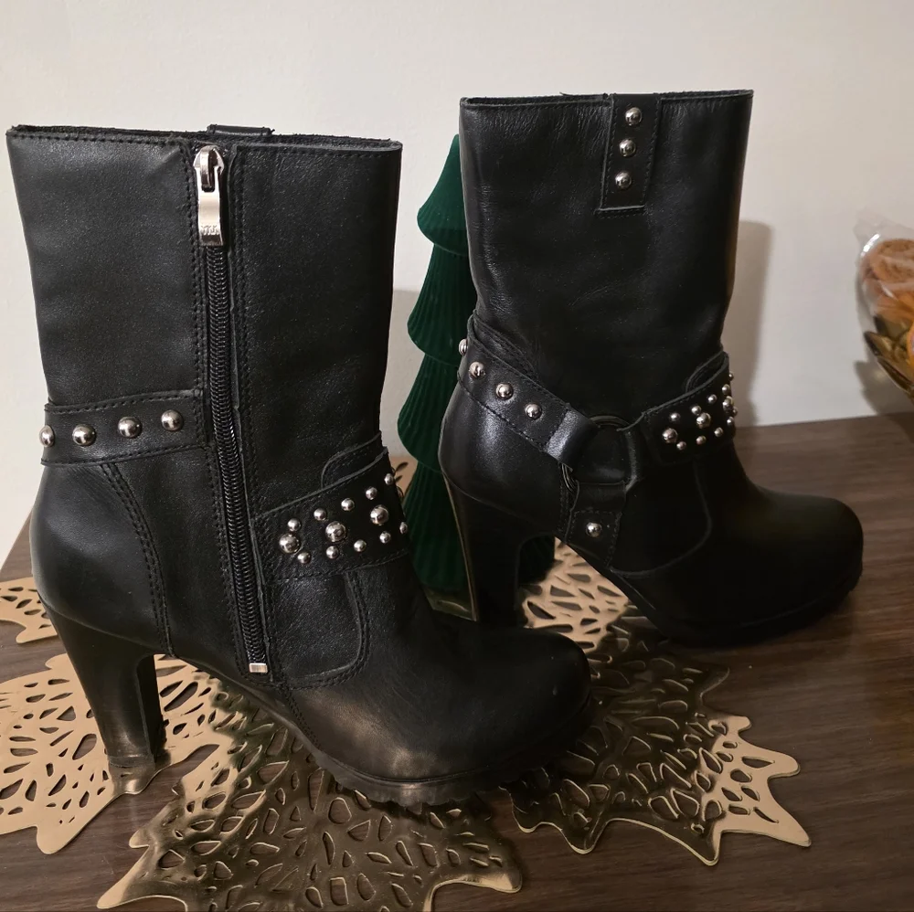 Black Boots - Picture 2 of 5